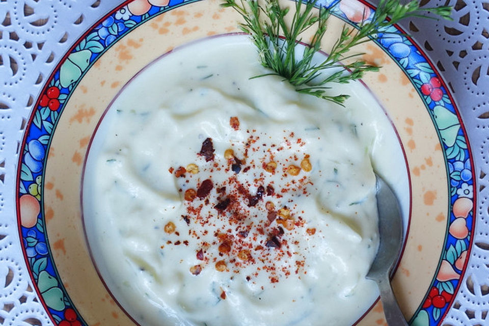 Exotischer Joghurt mit Gurke