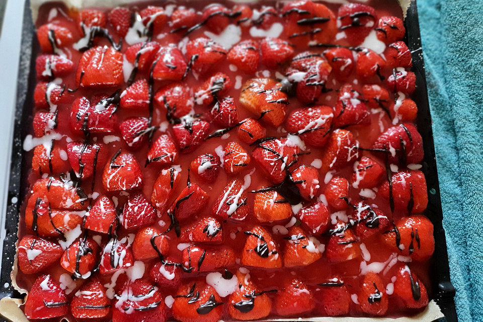 Bananenblechkuchen mit Erdbeeren