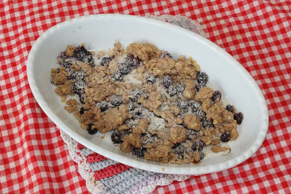 Heidelbeer-Crumble mit Haferflocken