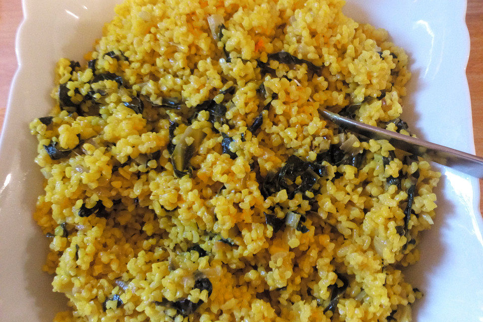 Kurkuma-Bulgur mit Mangold