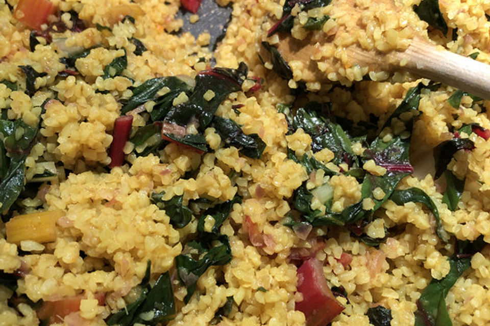 Kurkuma-Bulgur mit Mangold