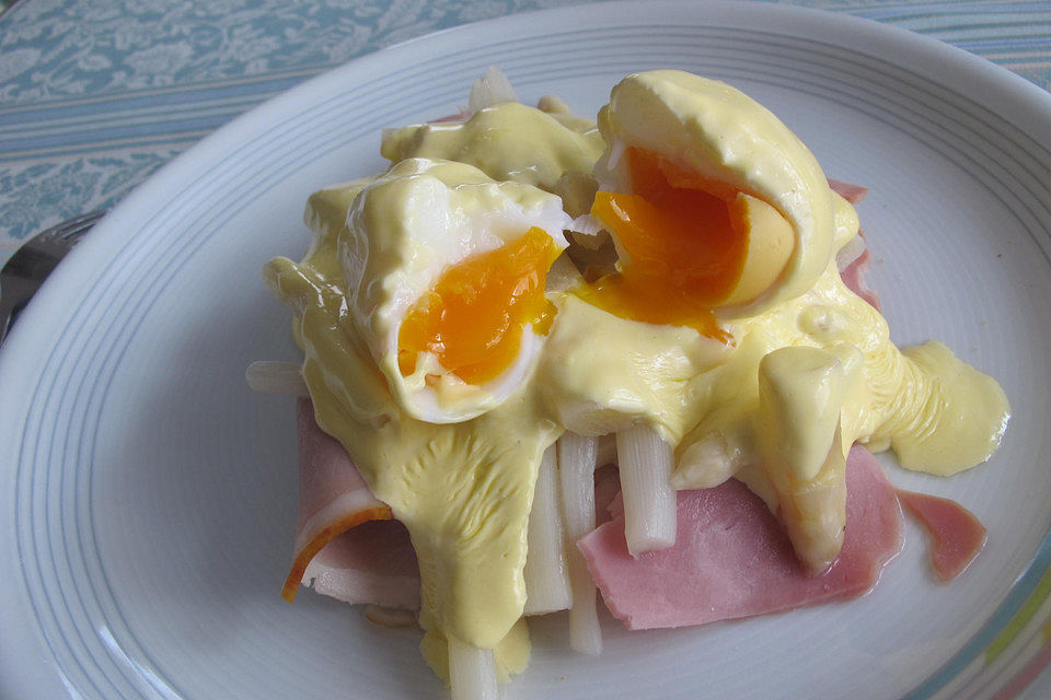 Eggs Benedict mit Spargel