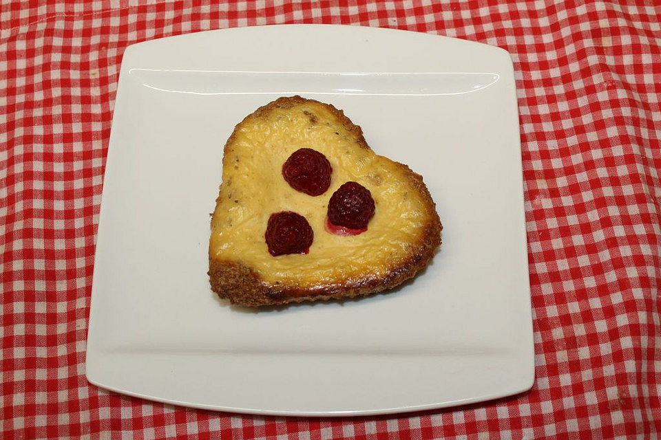 Veganer Käsekuchen mit Himbeeren