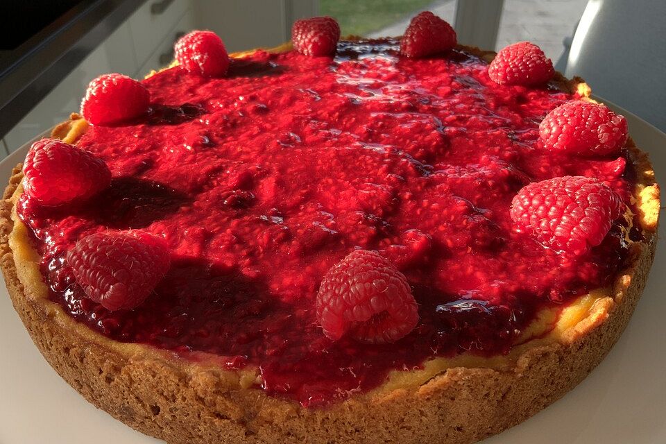 Veganer Käsekuchen mit Himbeeren