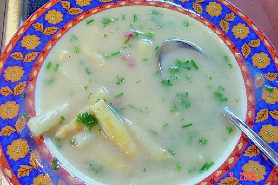 Schnelle Spargelcremesuppe mit Gartenkräutern