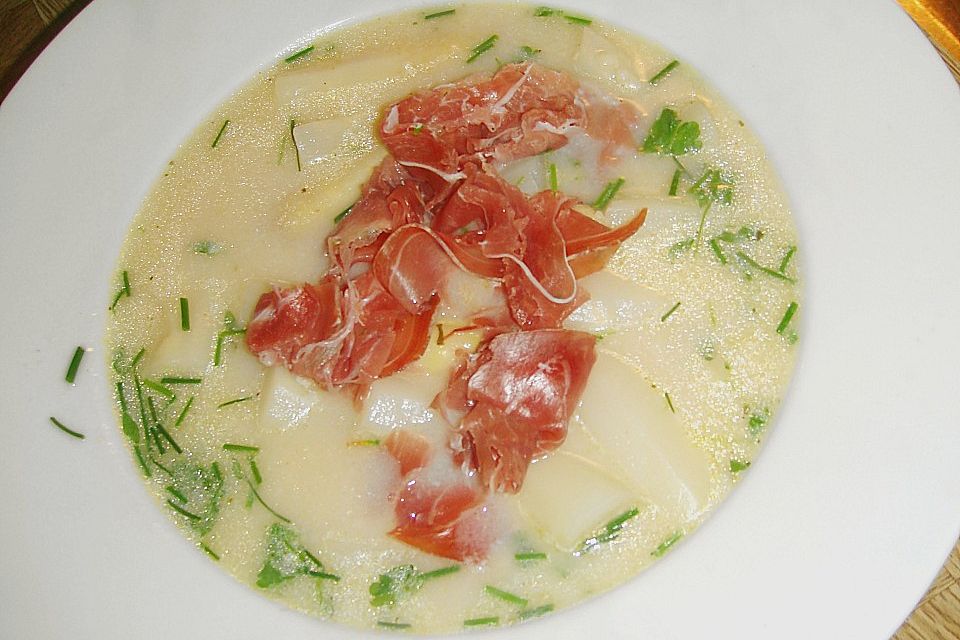 Schnelle Spargelcremesuppe mit Gartenkräutern