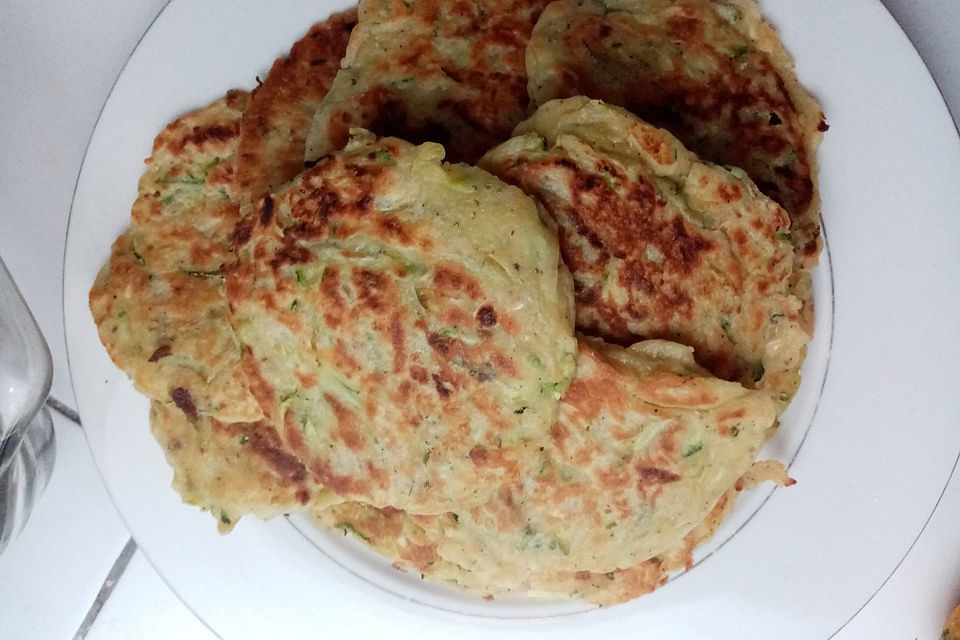 Zucchini-Frischkäsepuffer auf Tomatenspiegel