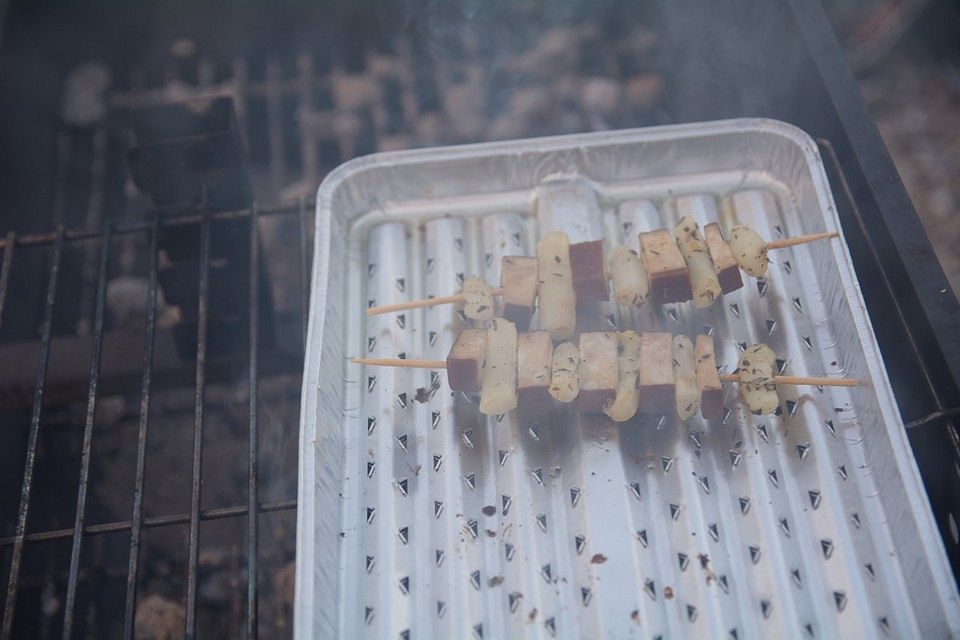 Vegane Spargel-Räuchertofu-Grillspieße