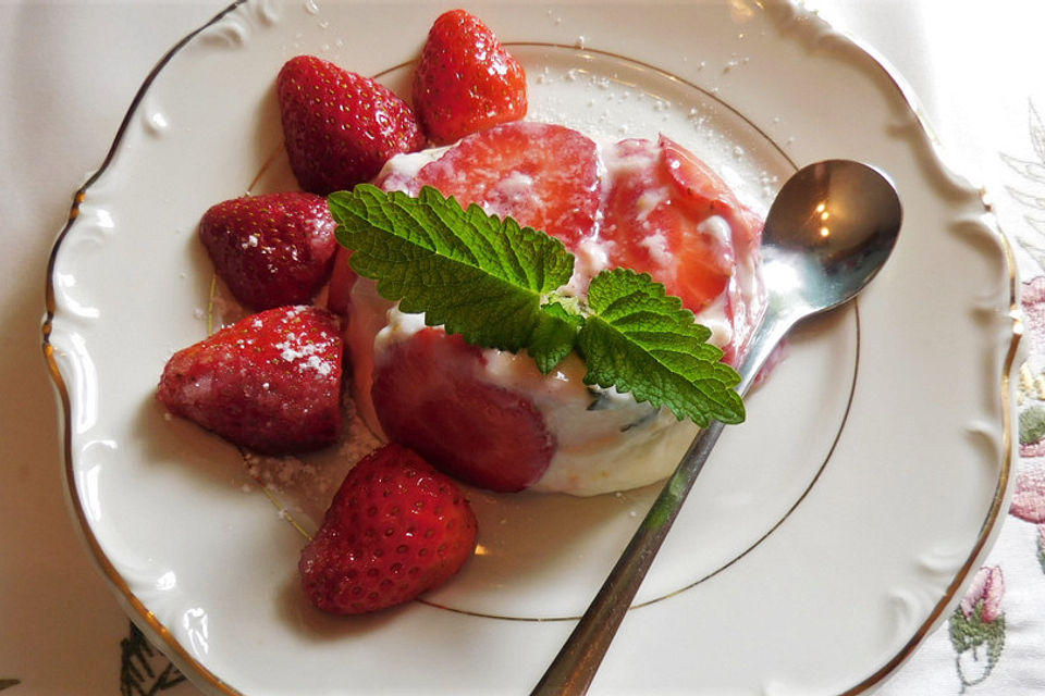 Joghurt-Flan mit Erdbeeren