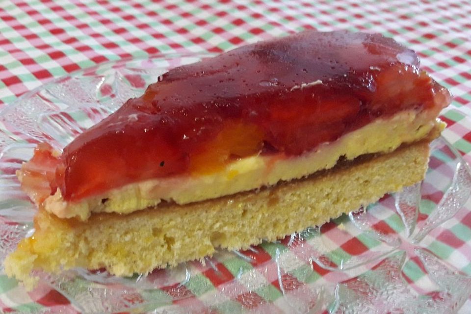 Erdbeertorte mit Cremefüllung