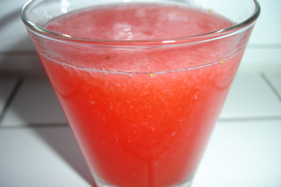 Erdbeerlimonade mit Holunderblütensirup