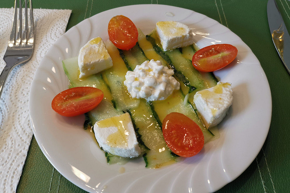 Gurken-Carpaccio mit Ziegenfrischkäse