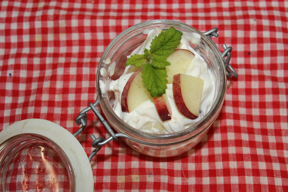 Weinbergpfirsich-Mandel-Joghurt-Creme