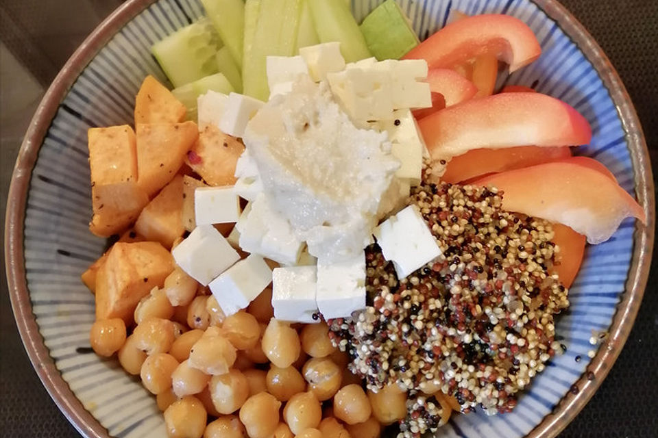 Quinoa-Bowl mit Gemüse