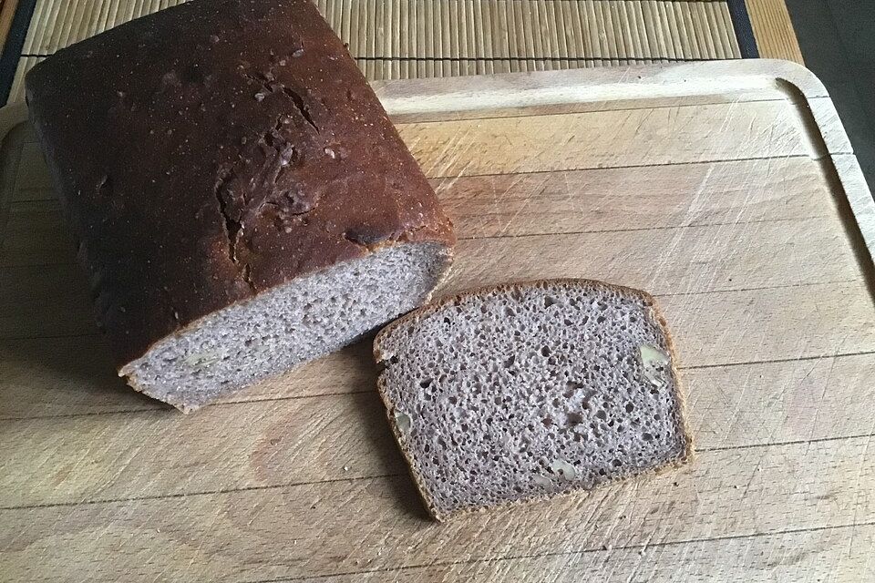 Walnussbrot mit Sauerteig