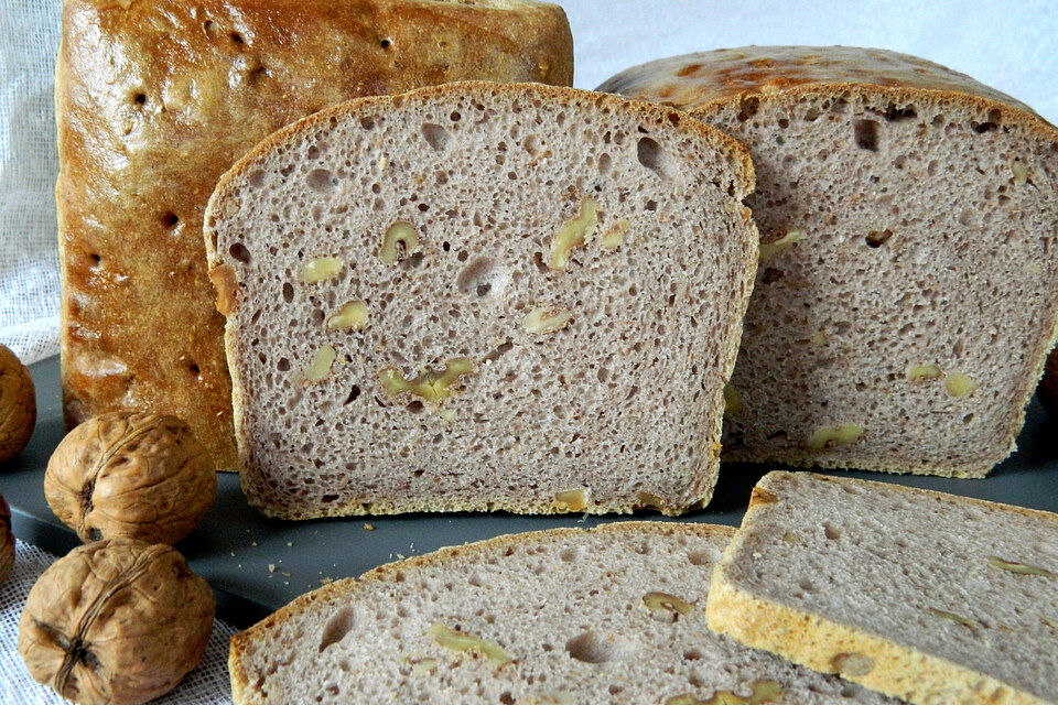 Walnussbrot mit Sauerteig