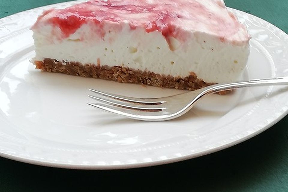 Sommerliche Kühlschranktorte mit Knusperboden