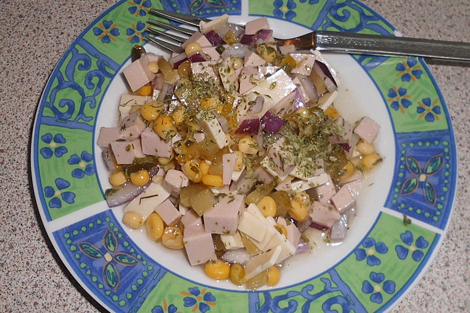 Feuriger Wurstsalat mit Käse