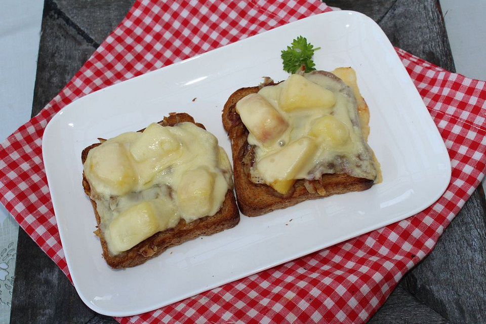 Überbackener Ananas-Rohschinken-Vollkorntoast