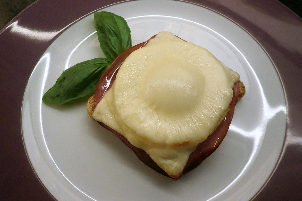 Überbackener Ananas-Rohschinken-Vollkorntoast