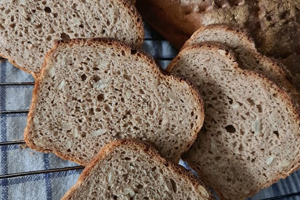 Weizen-Dinkel-Sonnenblumenbrot