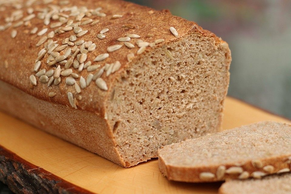 Weizen-Dinkel-Sonnenblumenbrot