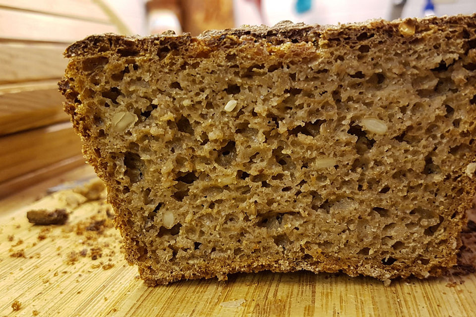 Vollkorn-Mischbrot auf Sauerteigbasis