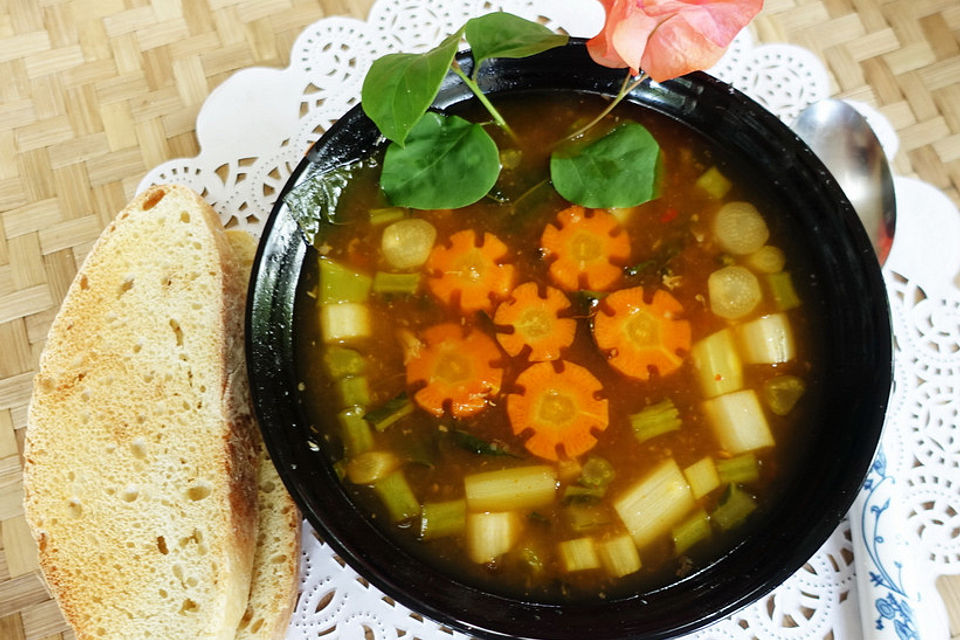 Gemüsesuppe mit grünem Spargel