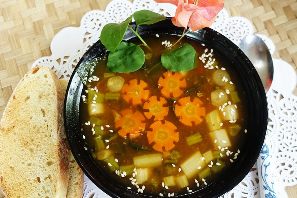 Gemüsesuppe mit grünem Spargel