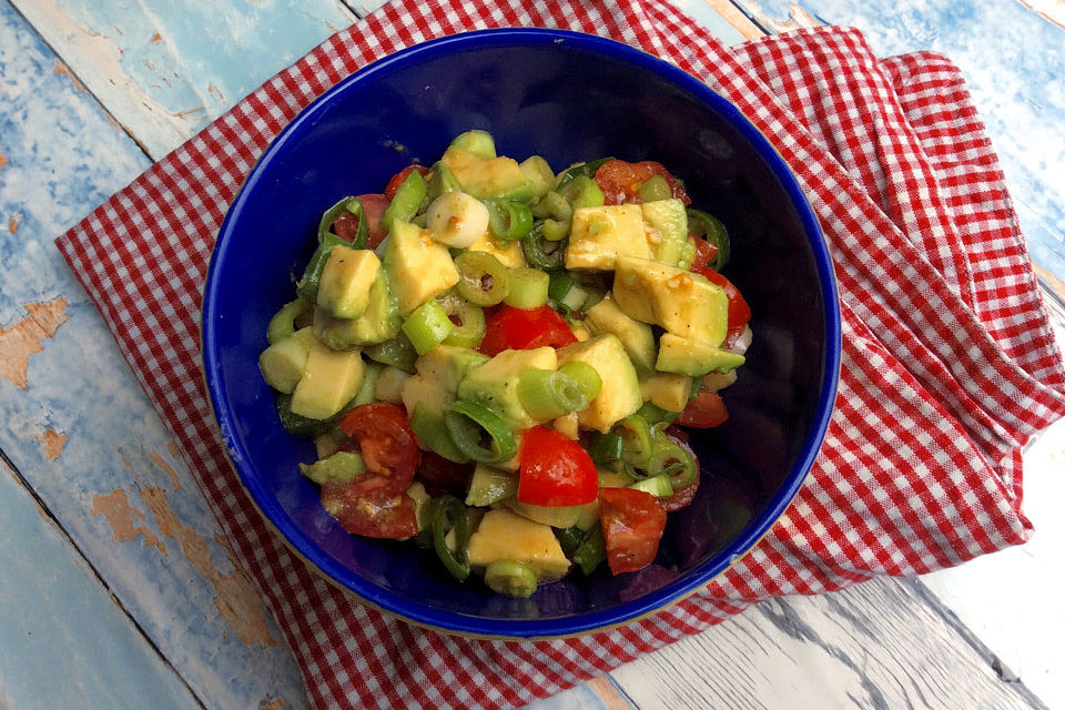 Schneller Avocado-Tomaten-Salat