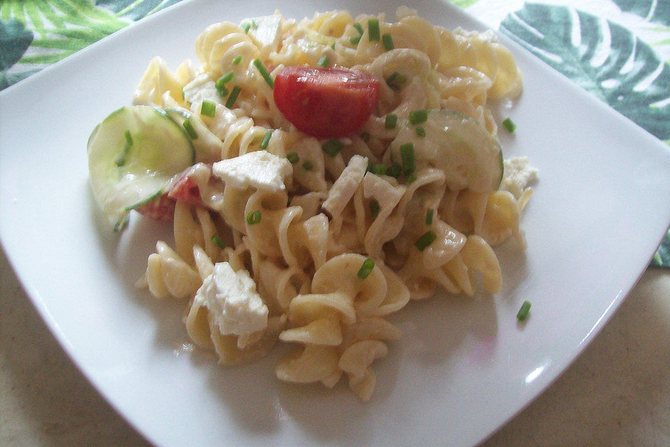 Feta-Nudelsalat mit Tzatzikidressing