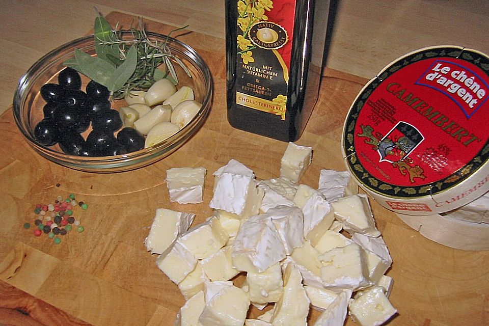 Eingelegter Camembert mit Oliven