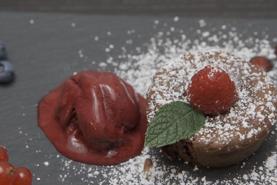 Schokoladensoufflé mit Cassis-Eis