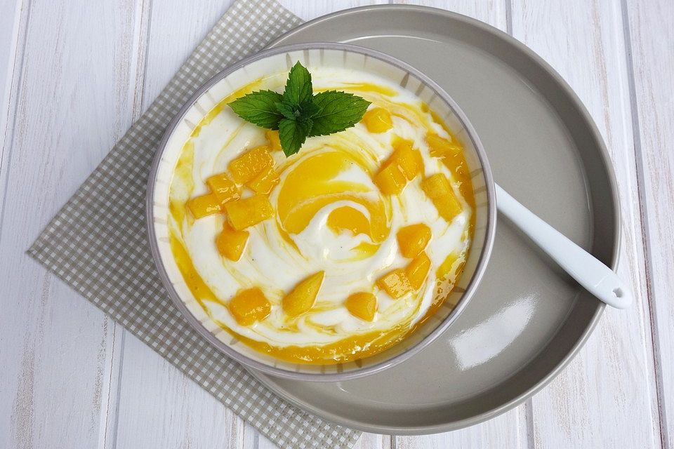 Frisches Dessert mit Mango