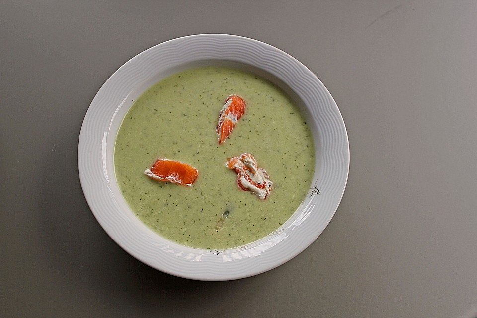 Spargelcremesuppe mit Lachsröllchen