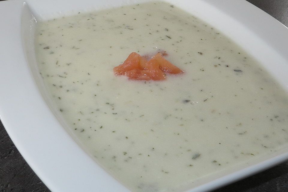 Spargelcremesuppe mit Lachsröllchen