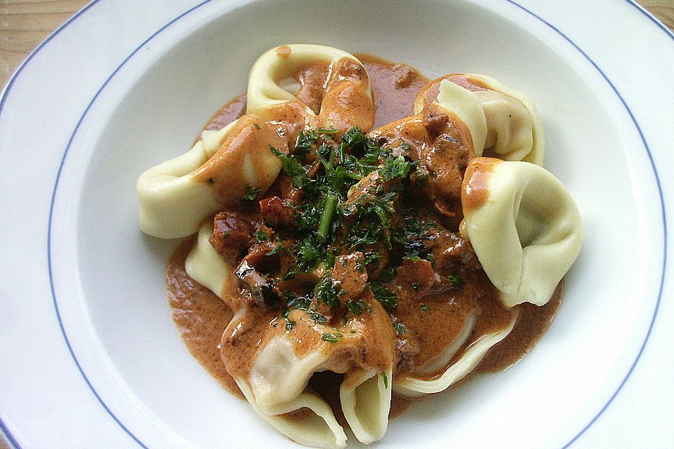 Tortellini mit getrockneten Tomaten