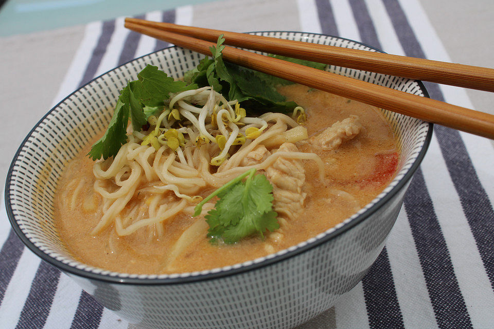 Thailändische Kokosnusssuppe mit Hühnchen