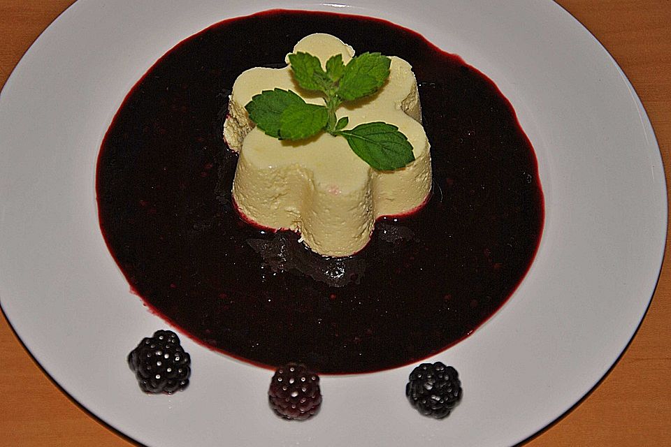 Limonen - Mousse mit Himbeersoße