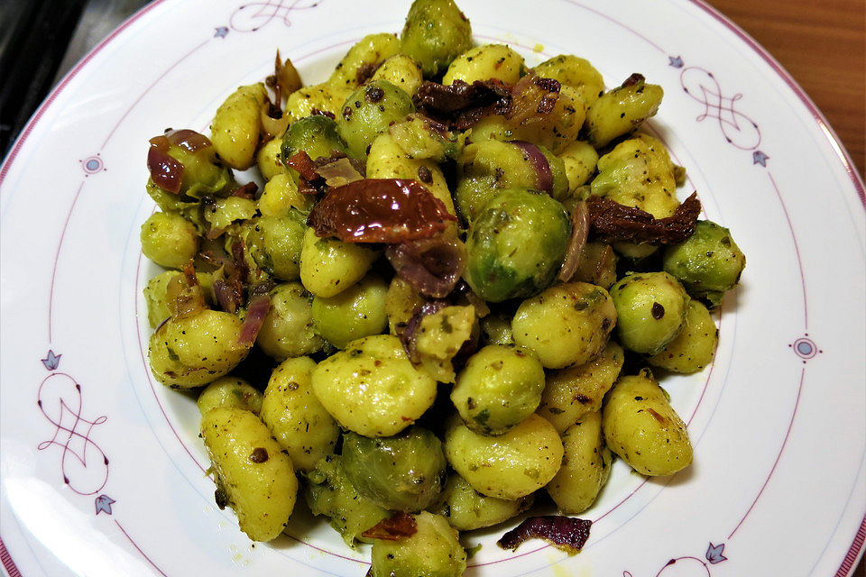 Gnocchi-Pfanne mit Rosenkohl