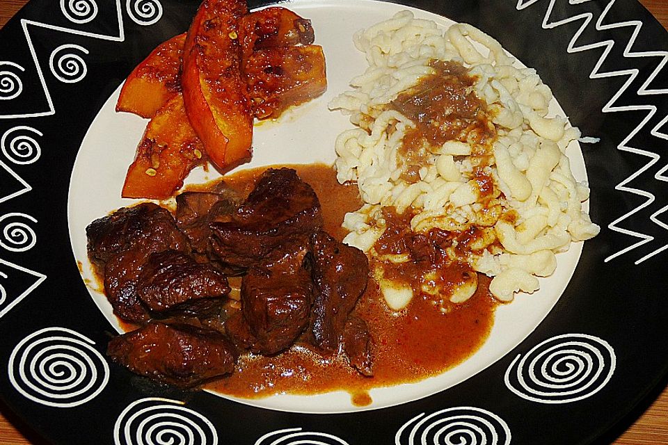 Delikates Wildgulasch mit Spätzle