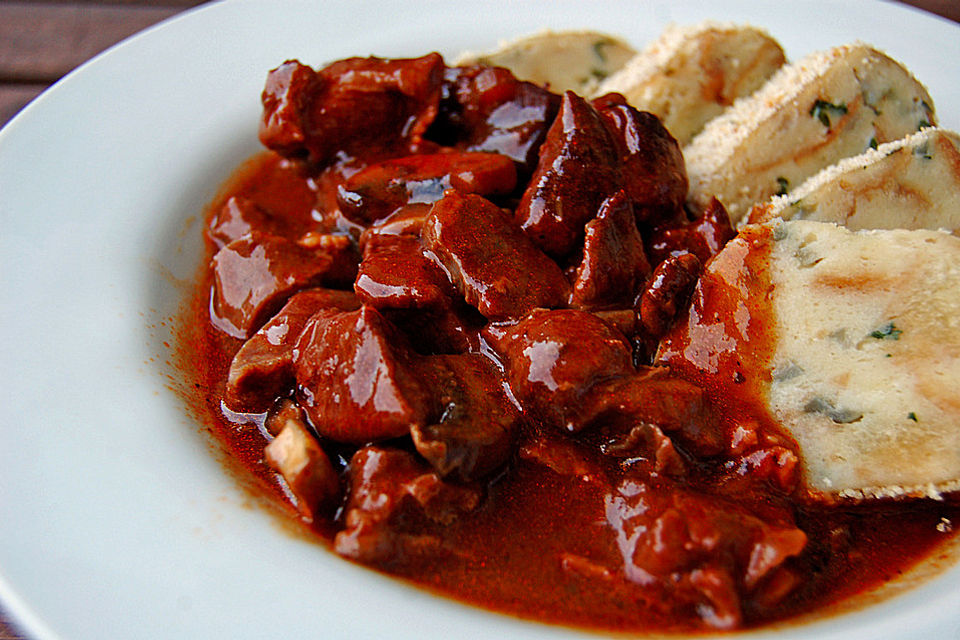 Delikates Wildgulasch mit Spätzle