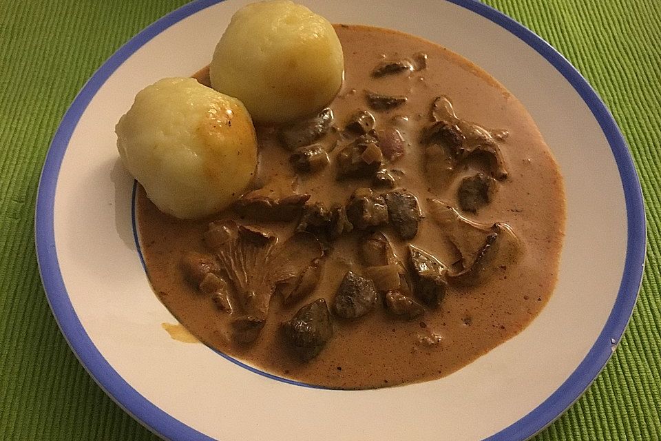 Delikates Wildgulasch mit Spätzle