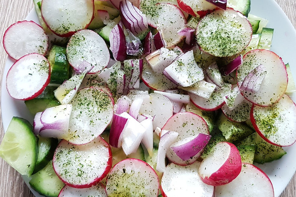 Gurkensalat mit Radieschen