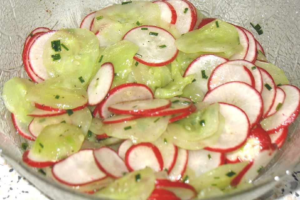 Gurkensalat mit Radieschen