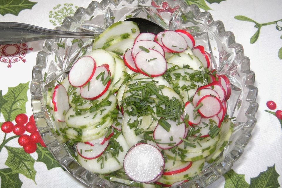 Gurkensalat mit Radieschen