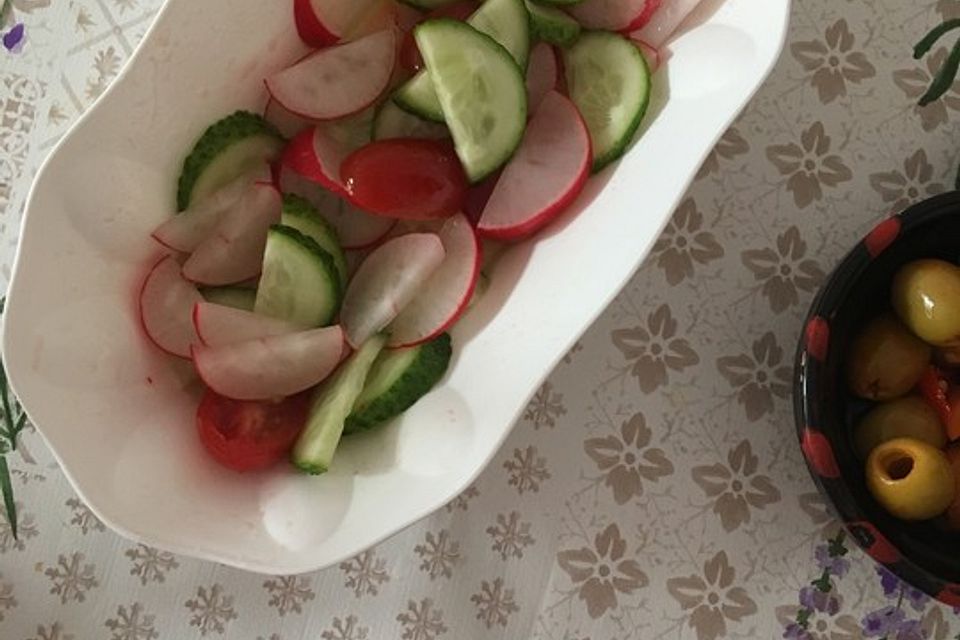 Gurkensalat mit Radieschen