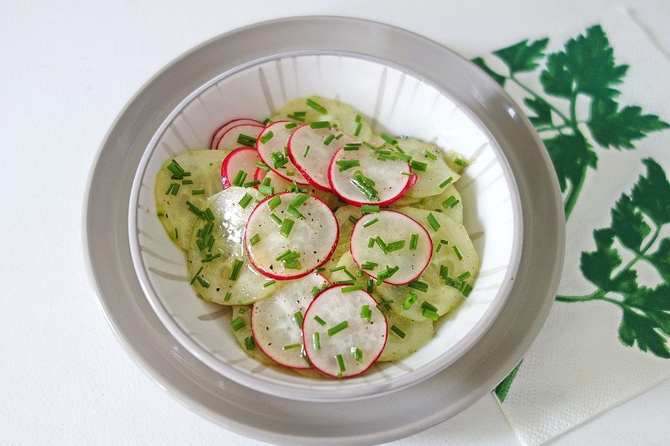 Gurkensalat mit Radieschen