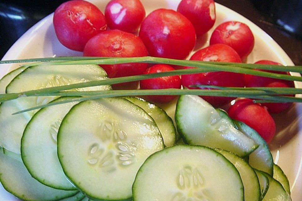 Gurkensalat mit Radieschen