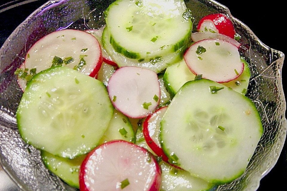 Gurkensalat mit Radieschen